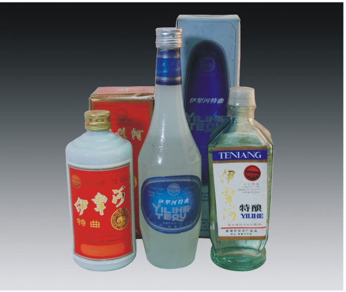 拍品编号：023 拍品名称：伊犁河特酿、伊犁河特曲、伊犁河特曲